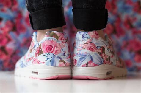 nike met bloemen